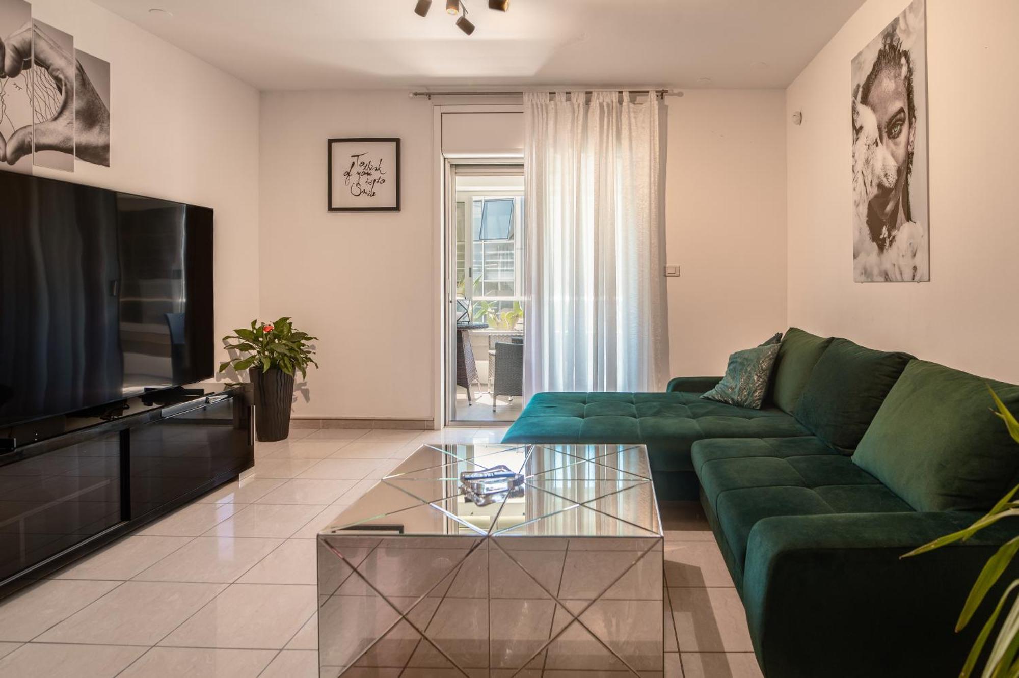 Chic & Fabulous Iris+free Garage Apartman *