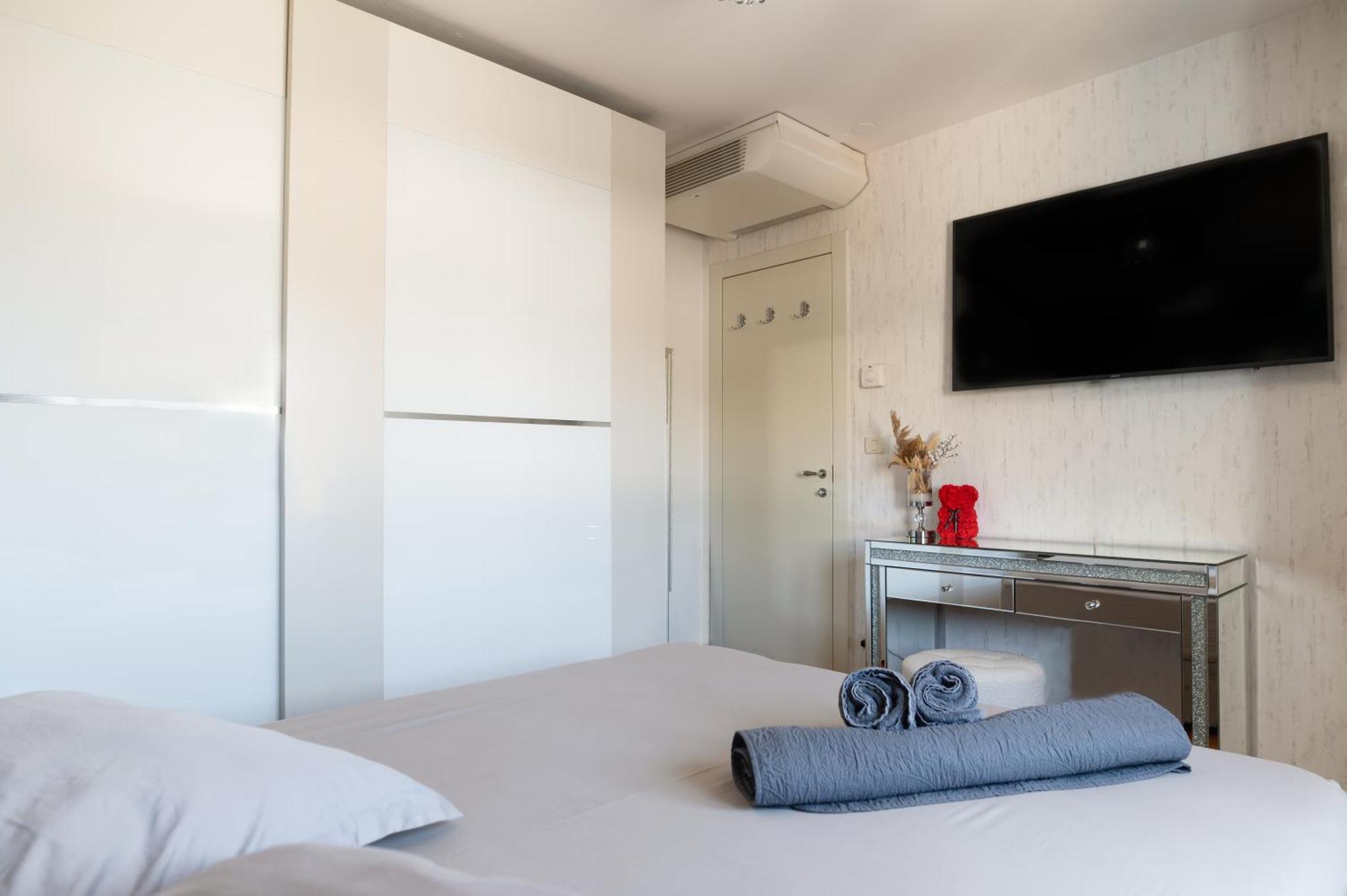 Chic & Fabulous Iris+free Garage Apartman Split